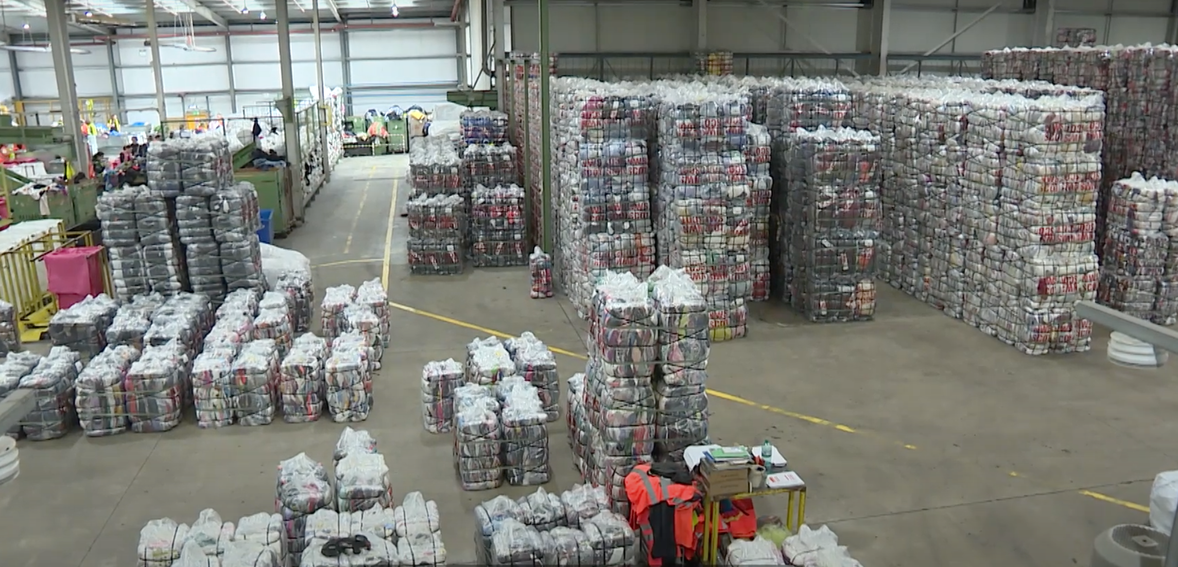 Fast fashion 'major problem' as textile recyclers overwhelmed with discarded clothes